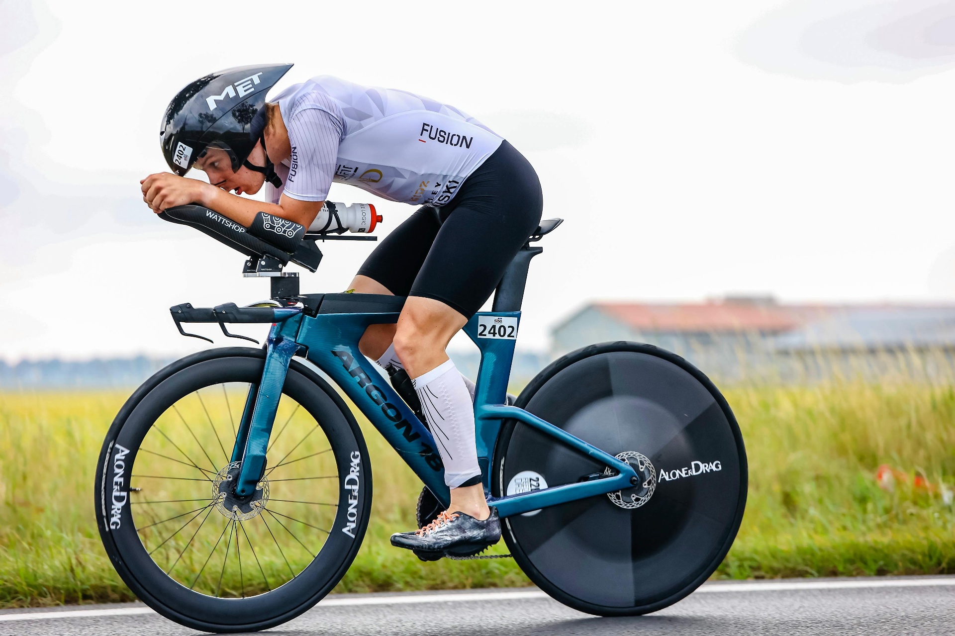 Jan Kępiński na rowerze czasowym podczas zawodów triathlonowych