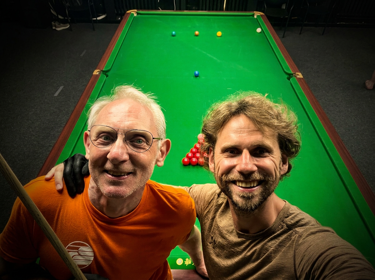 Andrzej Budziszewski z Piotrem Safrończykiem przy stole snookerowym