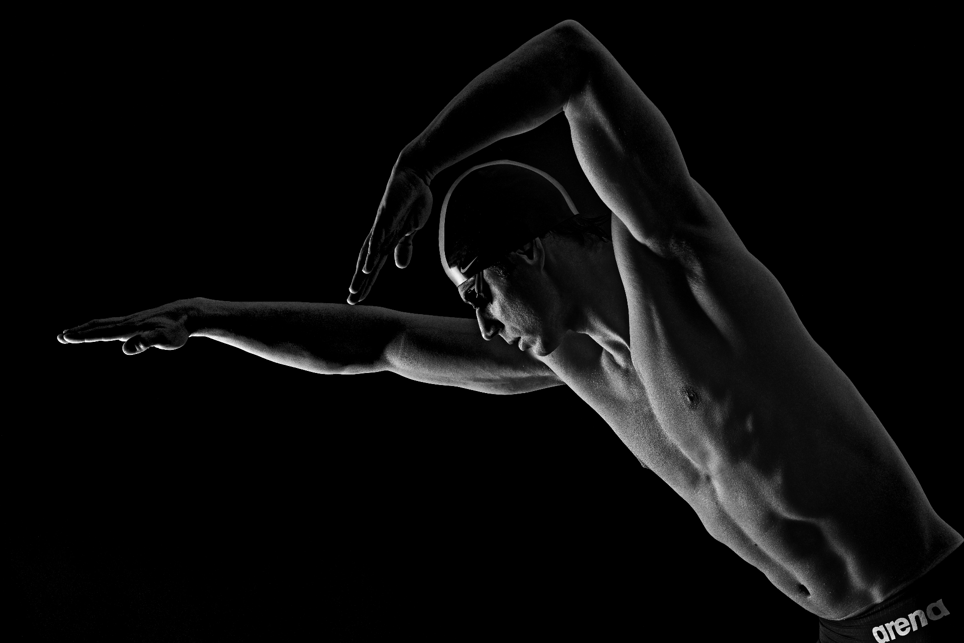Piotr Safrończyk w pozycji streamline — czarno-biały portret pływaka