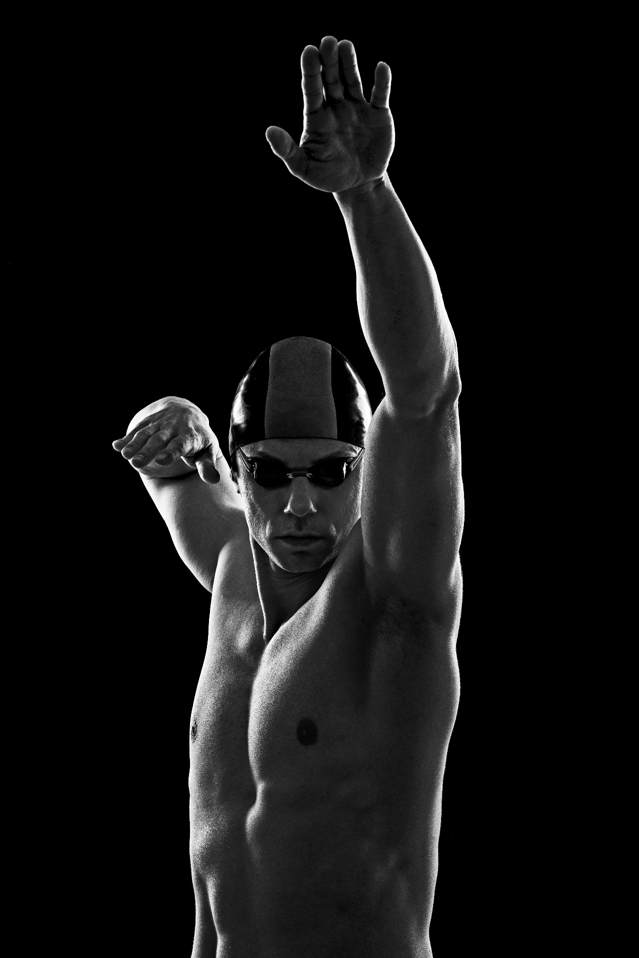 Piotr Safrończyk w pozycji streamline — czarno-biały portret pływaka